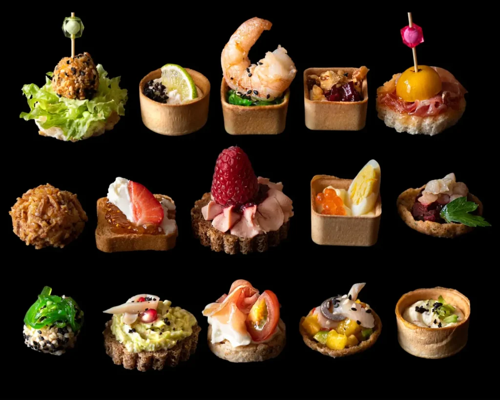 Vieno kąsnio užkandžių rinkinys – 40 vnt. mini sumuštinukų šventei, stilingai patiektų ant padėklo.