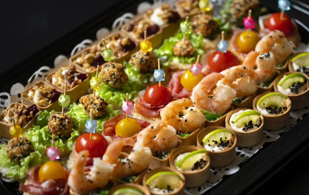 Vieno kąsnio užkandžių rinkinys – 40 vnt. mini sumuštinukų šventei, stilingai patiektų ant padėklo.